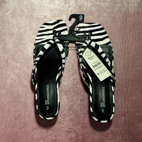BRAND NEW! Gorgeous zebra print Sandal Pumps🖤 the cutest “flip flop heels” - Picture 1 of 10